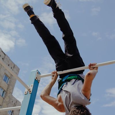 A man in mid-motion during a bodyweight exercise.
